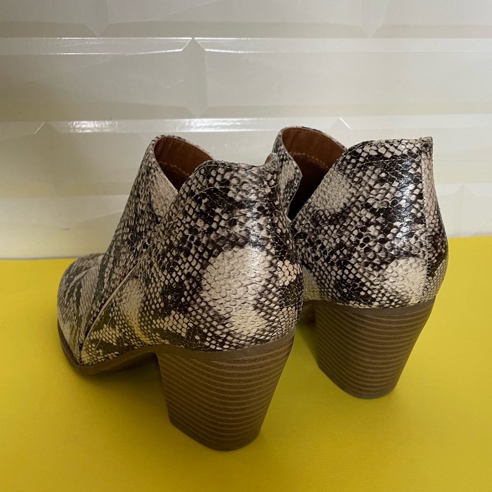 MVE Brown Snake Skin Patterned Ankle Booties. Size 8.5 - Picture 3 of 9